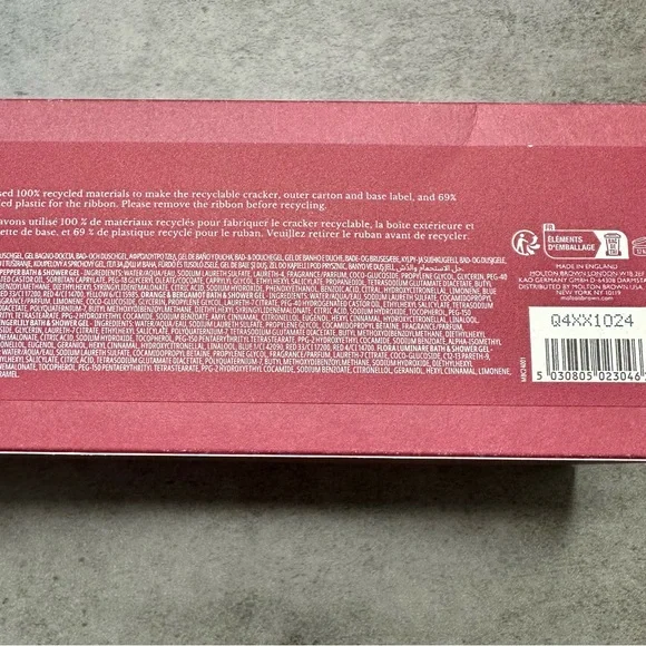 Molton Brown Floral & Spicy Christmas Cracker Body Wash Gift Set - Picture 5 of 5